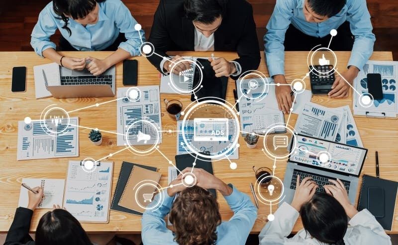 Team granskar marknadsdata och diagram vid ett mötesbord